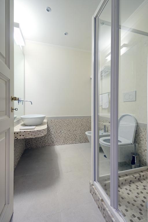 Lory House Rom